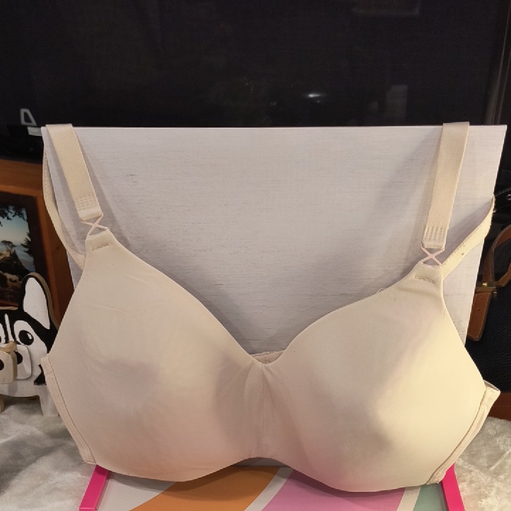 Warner's Cream Seamless Bra, EUC